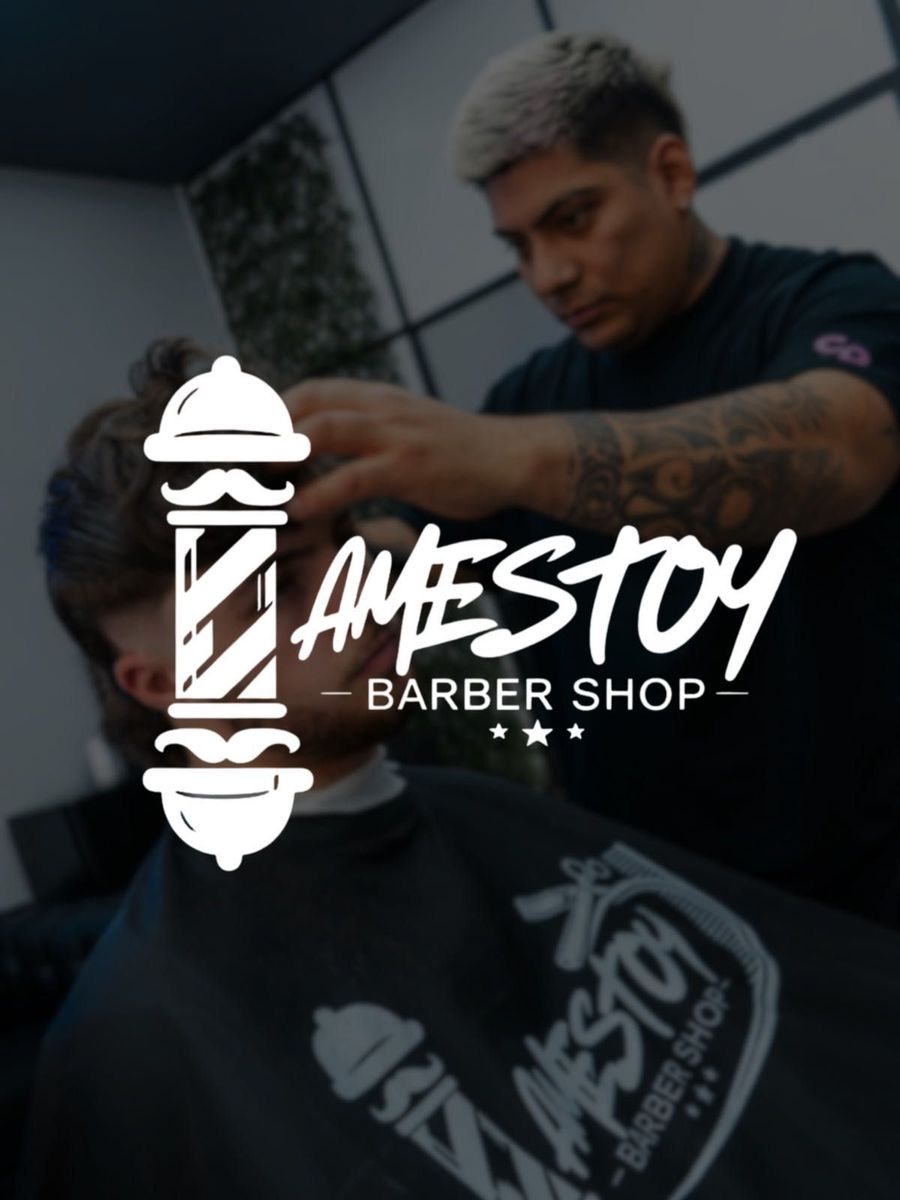 Barbero de Amestoy Barber Shop trabajando en su barbería de Oviedo